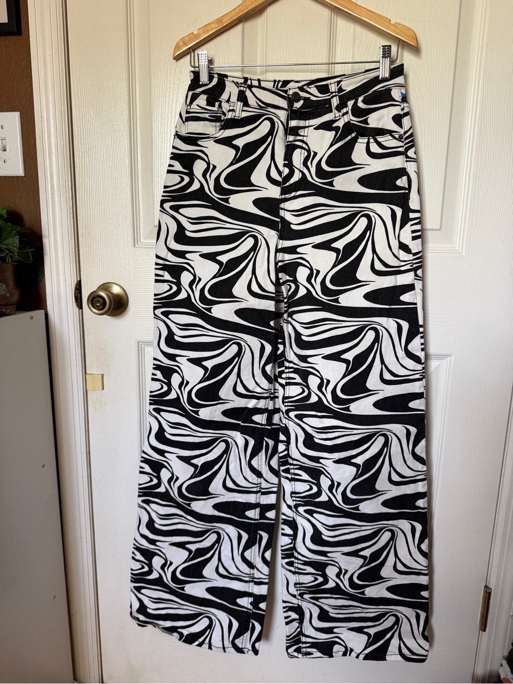 SO Black & White Swirl Groovy Wide Leg Jeans / Size 7, 28W